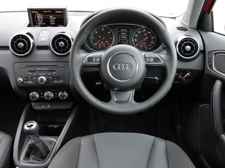 Панель приборов Audi A1 TDI (8X) 2010 года  (UK) (фото 16 из 29)